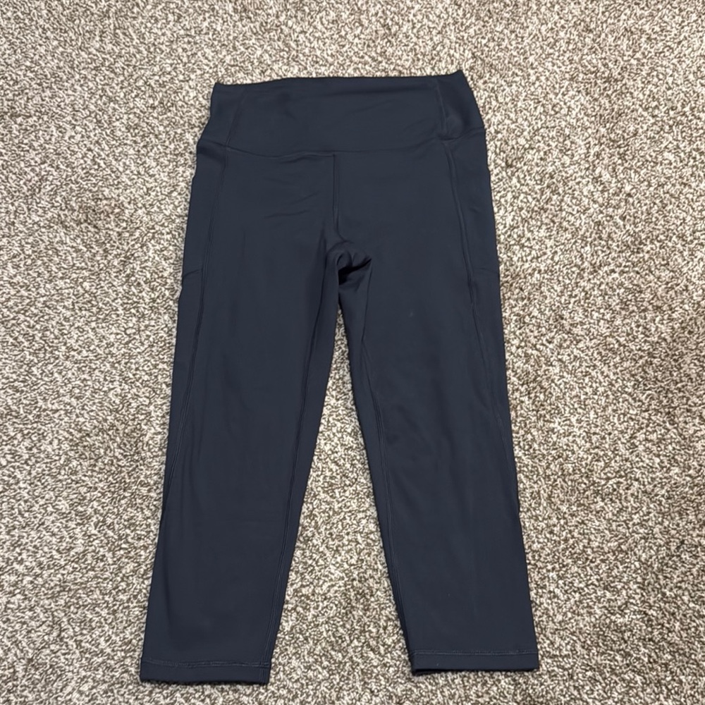Women’s black Gap capris